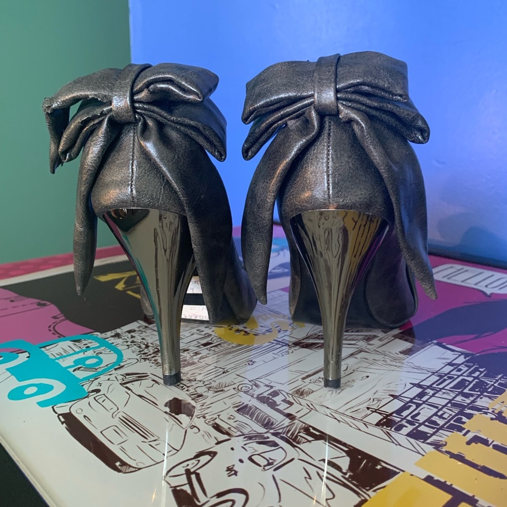 Distressed gray peep-toe pumps with Chrome heels